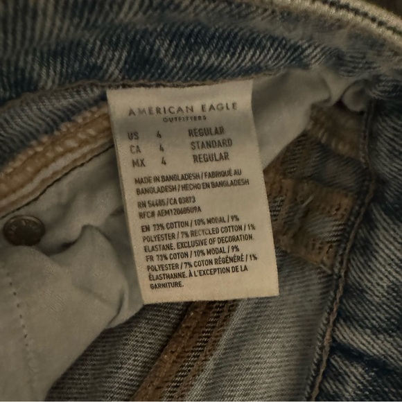 AMERICAN EAGLE LIGHT WASH MOM JEANS SIZE 4 - Picture 2 of 4